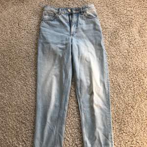 Ljusblå Taiki jeans storlek 25. Hann inte testa så köpte fel storlek. Använda en gång då ja insåg att de va fel storlek