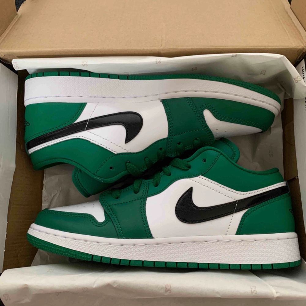 Nike Air Jordans 1 pine green. Använda max tre gånger, så de är i bra skick :) Kan mötas upp i Sthlm annars bjuder på frakten vid snabb affär 🏄🏽‍♀️🏄🏽‍♀️. Skor.