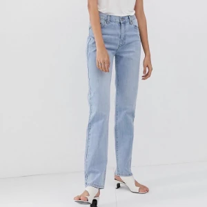 Dr Denim raka jeans - Raka jeans från Dr Denim i en ljusblå tvätt. Storlek w26 l28 så de passar xs-s. Har sprättat upp sömnen längst ner för att jag tyckte det såg snyggare ut! I nästintill nytt skick då jag använt de väldigt få gånger. (Frakt tillkommer)