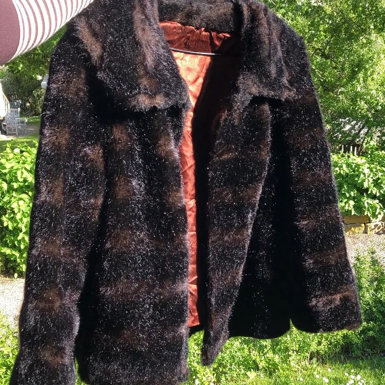 Ingen bra timing ☀️☀️men försöker sälja denna jacka nu: brun/svart pälsimitation, strl S/M ish. Inga knappt men en hasp längst upp. Jackor.