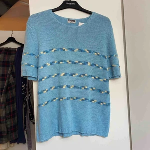  - Helt oanvänd stickad kortärmad.