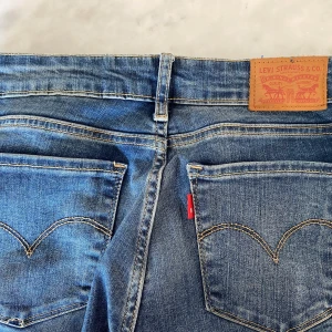 Lågmidjade skinny jeans från Levi’s - Jeans i nyskick 🧚🏻 Använd endast ett par gånger, tvättad endast en gång. Frakt ingår ❣️ Nypris 950