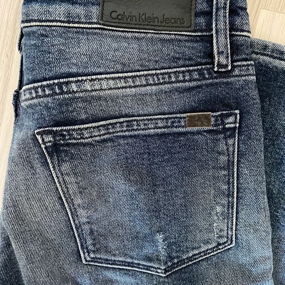 Sjukt snygga boyfriend jeans från Calvin Klein. Dom är helt oanvända & tyvärr för små för mig. W24 L30.. Jeans & Byxor.
