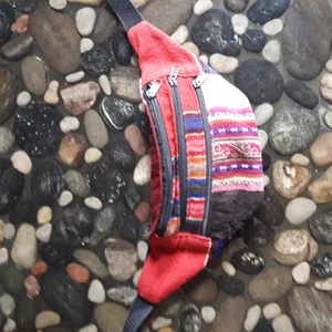 Färgglad midjeväska - Midjeväska med tre fickor . Justerbart så passar alla midjor. Tyg och väska med starkt tyg från Peru . 