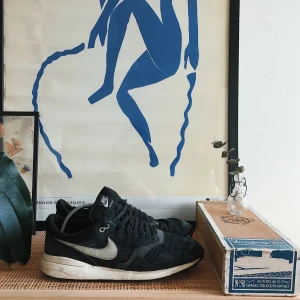 Nike Air Odyssey  - Nike Air Odyssey. Enda skavanken är att de är uppslitna i hälen. Annars okej använt skick. Finns att hämtas i centrala sthlm. Skickas annars mot fraktkostnad. Strl 45.5 (11.5 US). 