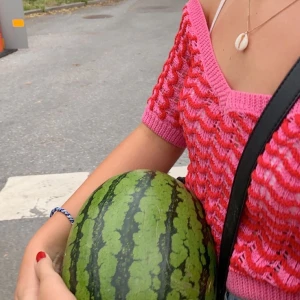 Zara crop top - Svinsnygg slutsåld crop top från ZARA, strl xs/s. Använd få gånger och i jättefint skick. Buda!! Säljer inte för under 300 då den är extremt fin🧚🏼‍♀️🧚🏼‍♀️ BUD JUST NU 600. Säljs imorgon om ingen budar över