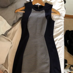 Randig tajt klänning - En tajt klänning som visar ens former bra! Den ser svart ut på bilden, men är egentligen marinblå. Frakt tillkommer om man inte kan mötas i Gävle 