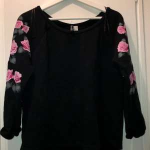 Tröja - Fin tröja med blommor på ❣️