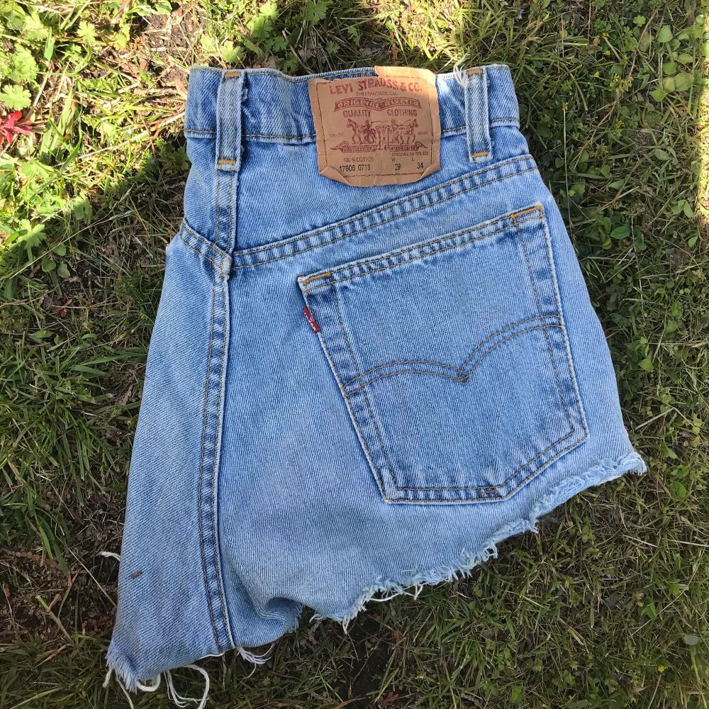 Ett par levis jeansshorts i storlek W 29. Riktigt fin tvätt med slitningar nedtill 🌸 köparen står för frakten . Shorts.
