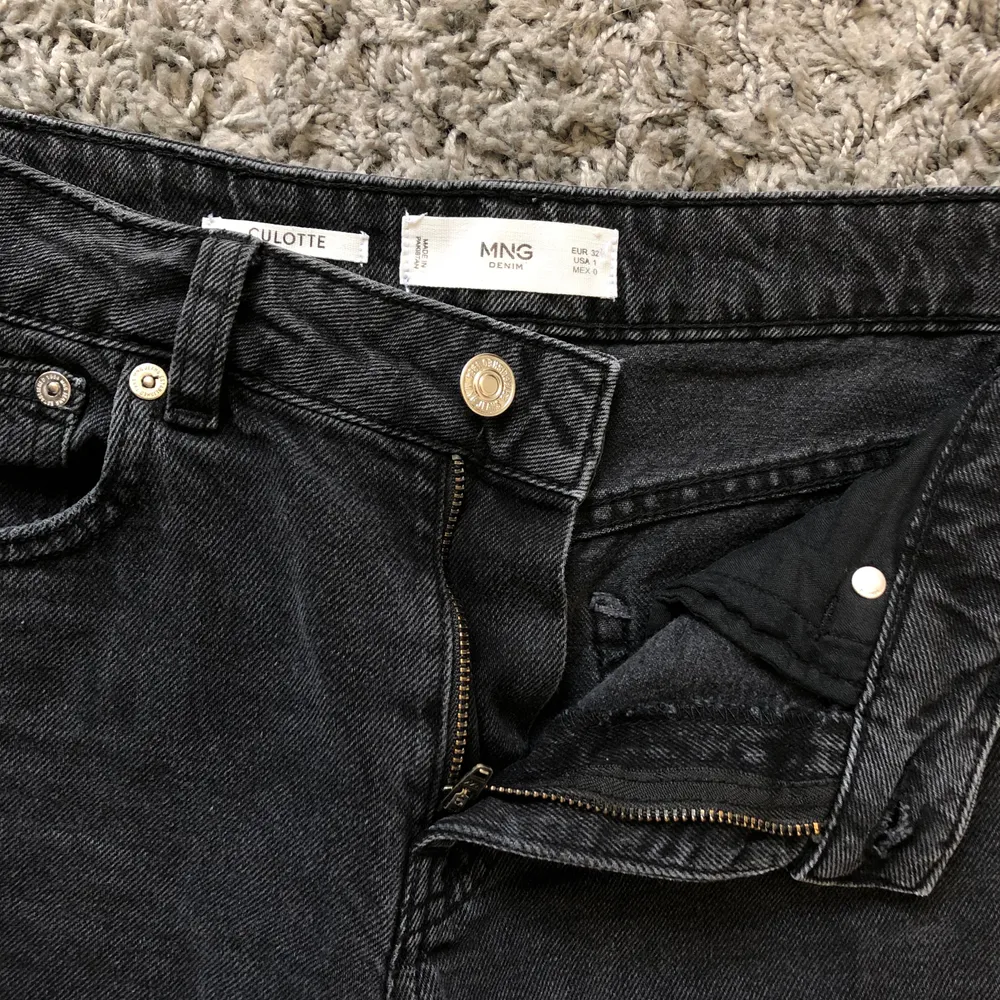 Svarta jeans köpta från Na-kd från märket mango. Passar någon med korta ben(under 160cm lång) skulle jag vilja säga hade passat bäst. Köptes för 399kr säljes för 189kr+GRATIS FRAKT 📦 . Jeans & Byxor.