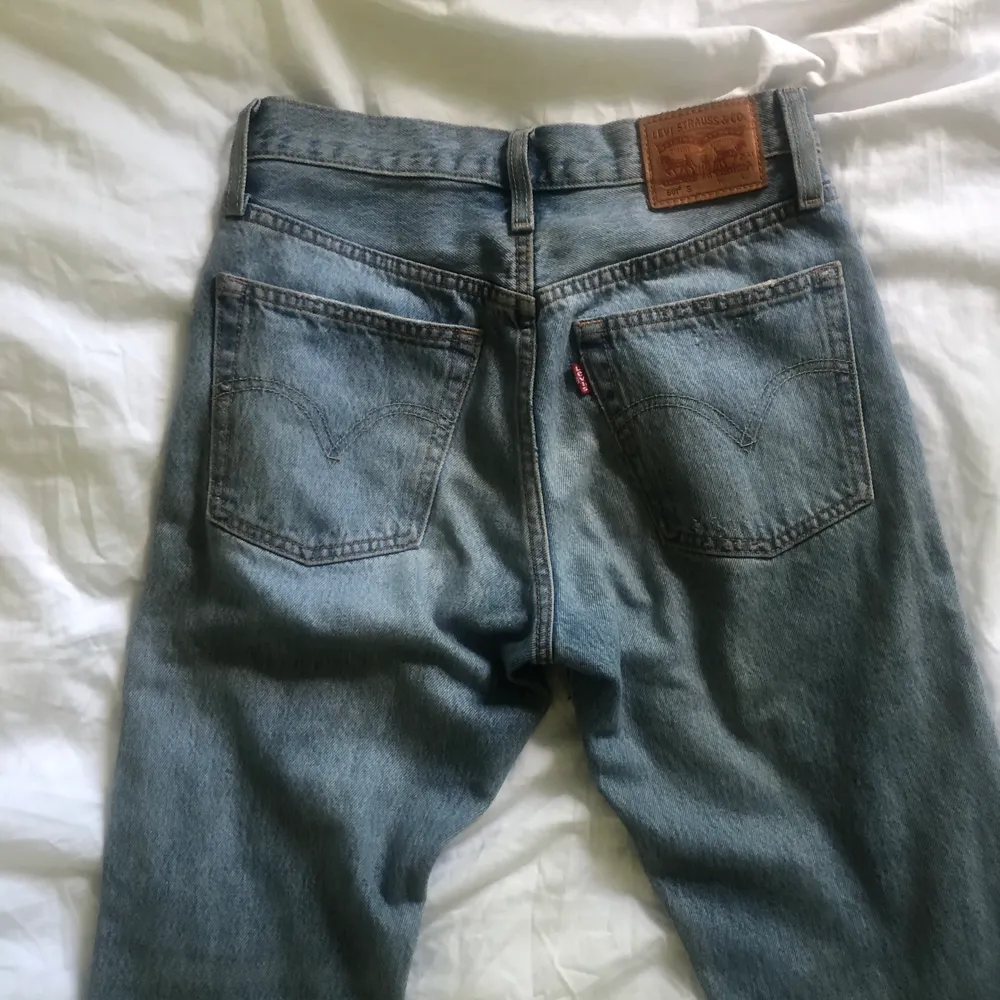 Säljer mina snygga Levis 501 jeans. Köpte dem för runt 1000 kr. De är för små så kan tyvär inte visa bild på men första bilden är lånad från deras hemsida. Jeans & Byxor.