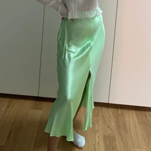 Weekday satin kjol - Silkes / satin kjol från weekday i storlek 34 / XS. Helt ny med prislapp kvar!! Jättefin pastell / neongrön färg. Köptes för 450. Fraktkostnad tillkommer på 40kr. 