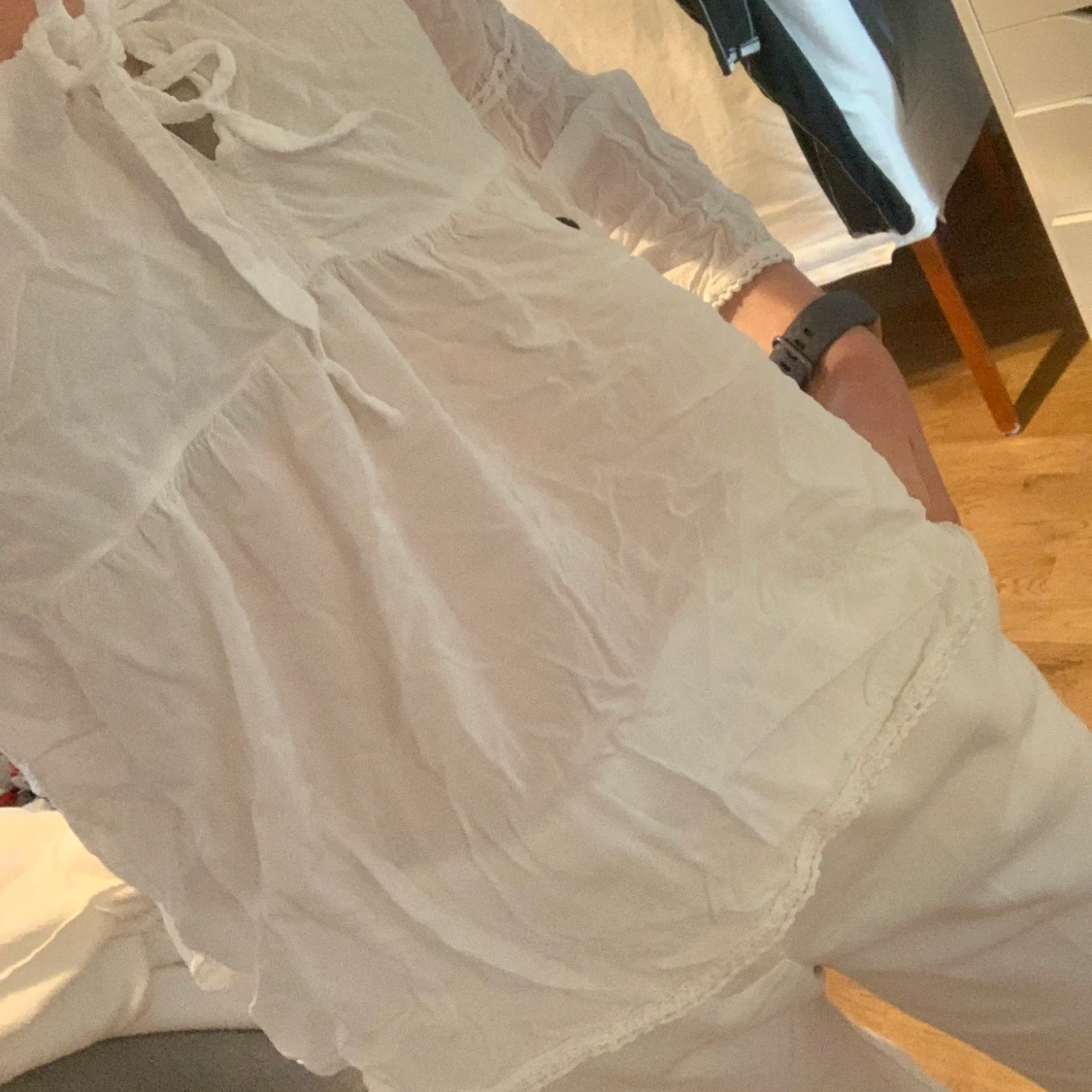 Vit blus med fina detaljer  - 91