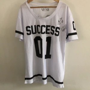 Oversize tshirt - Tröja signerad av Samir och Viktor strl L/XL. Använd fåtal gånger