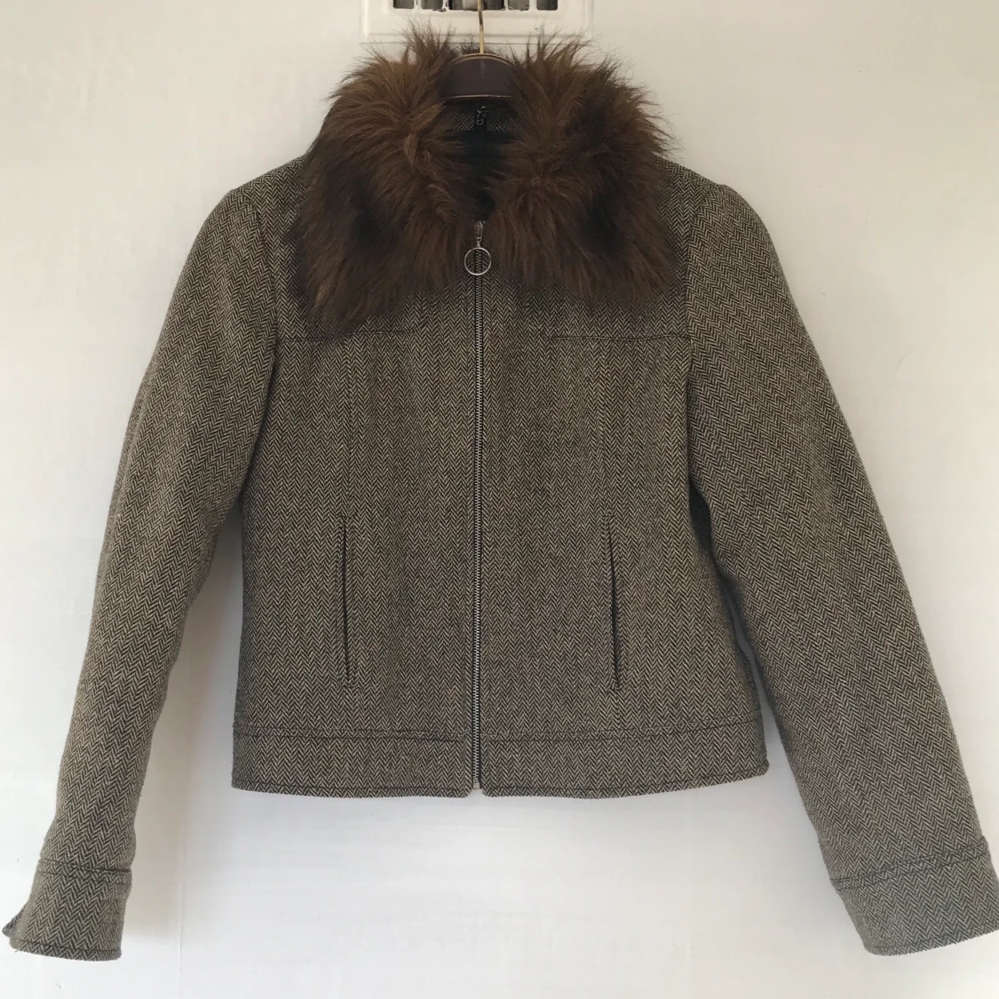 Jacka med fakepäls detaljer💛