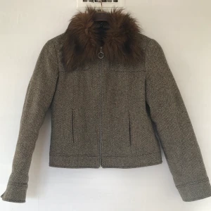 Jacka med fakepäls detaljer💛 - Mysig höst/vårjacka med fakepäls detaljer💛💛💛 Möts upp i Stockholm annars tillkommer fraktkostnad<3