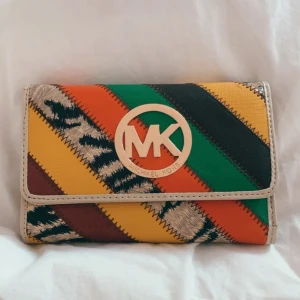 Michael kors plånbok fejk - En fejk michael kors plånbok men aldrig använd! Dessutom sjukt snygg i detaljer mee stygn och fina material! 