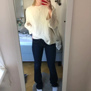 Levis jeans bootcut - Mörkblå Levis bootcut i modellen 715. Knappt använda, bra skick!  Strl: w24, l32 (något långa på mig som är 163) Nypris: ca 1200kr