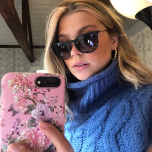 Ray-Ban Erika - Säljer mina Ray-bans i modellen Erika. Inget fel på dom förutom att ena bågen böjt sig (se bild 3) men det märks inte när man har på sig dom. Nypris: 1100. Mitt pris: 200 + frakt. ☺️✨