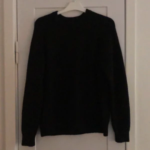 Svart mjuk tröja - Svart stickad/mjuk tröja från H&M. Strl M. 70kr (köparen står för frakten)
