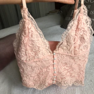 Topp med pärlor  - uuurgullig topp med vita pärlor, storlek XS (men passar även S)💘 Kan mötas upp i Örebro, annars frakt på 44kr! 