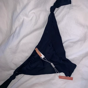 Marin blåa bikini trosor - Marin blåa bikini trosor i storlek M med knyten på sidan. Säljer då de inte kommer till användning. Lapp och allt är kvar 