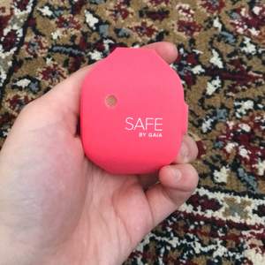 Jag säljer en gummi rosa alarm klocka, om man har tappat bort vägen så kan man trycka på den stora knappen på sidan då kommer det ett högt ljud, så att andra kan hitta dig. Dm för mer info