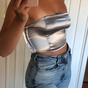 Silvrig topp! - Den här silvriga toppen är ett bra sätt att göra en festoutfit lite mer intressant! Om du vill ha mer information eller se fler bilder är det bara att höra av sig!💐🥰