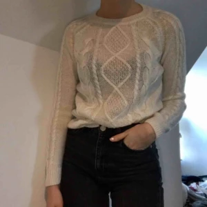  - Vit stickad tröja från H&M i storlek S.