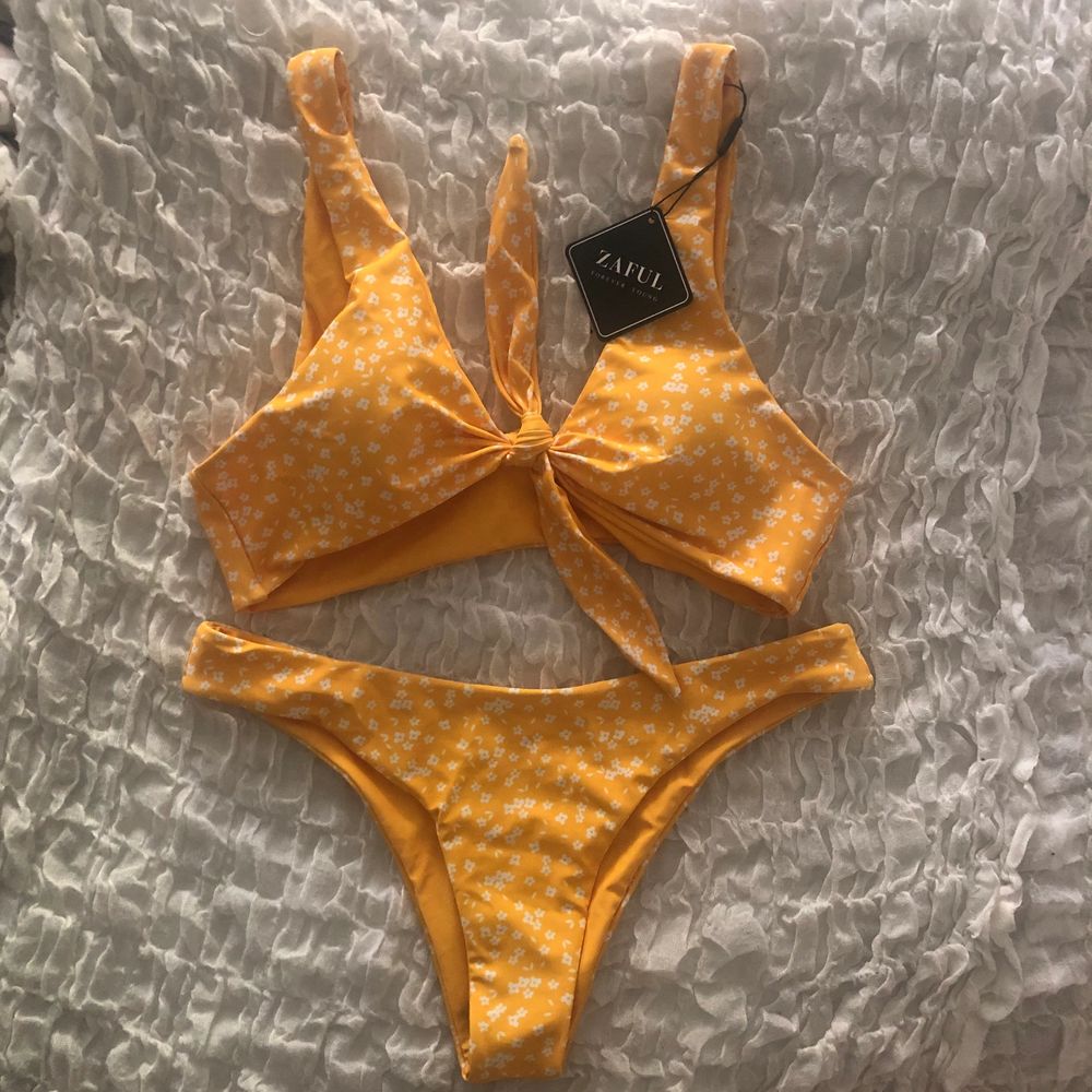 Superfin bikini med blommigt mönster. Helt oanvänd med prislapp och hygienskydd kvar. Rejält material och överdelen har inlägg. Strl L men passar även M. Budgivning från 100kr då många visat intresse, pågår i 24h från första budet. Köpare står för frakt🌸. Övrigt.