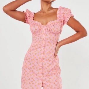 Rosa sommarklänning  - Rosa sommarklänning med oranget tryck från Missguided. Storlek 36, helt ny så aldrig använd. 