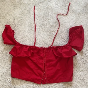 Röd topp från NA-KD - Topp från NA-KD aldrig använd i strl 38. Nypris: 199kr. När jag fick hem den saknades det en ögla för spännet längst upp men det funkar att haka i ändå. Som ny! Tar endast Swish! Köparen står för frakt!