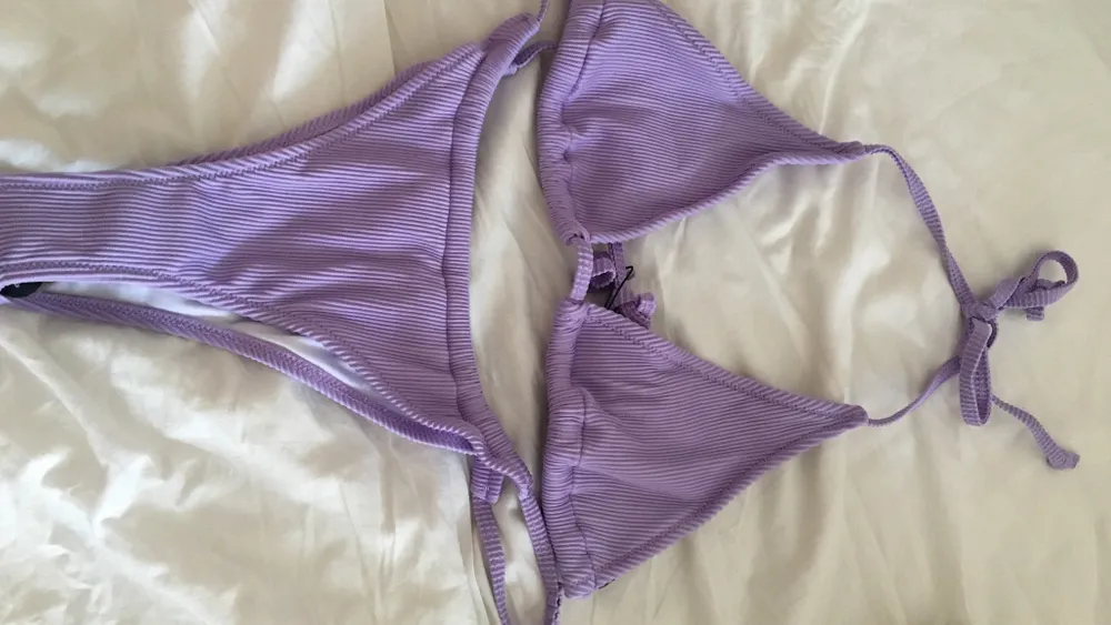 Super fin lila bikini som tyvärr är för stor för mig:( Aldrig använd, endast testad. Frakt ingår 🥰. Övrigt.