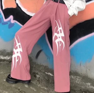 byxor med tryck - Ascoola rosa byxor, köpta 2019 kommer inte ihåg vartifrån | bra skick, sällan använda| nypris 200kr | frakten är redan inräknad i priset