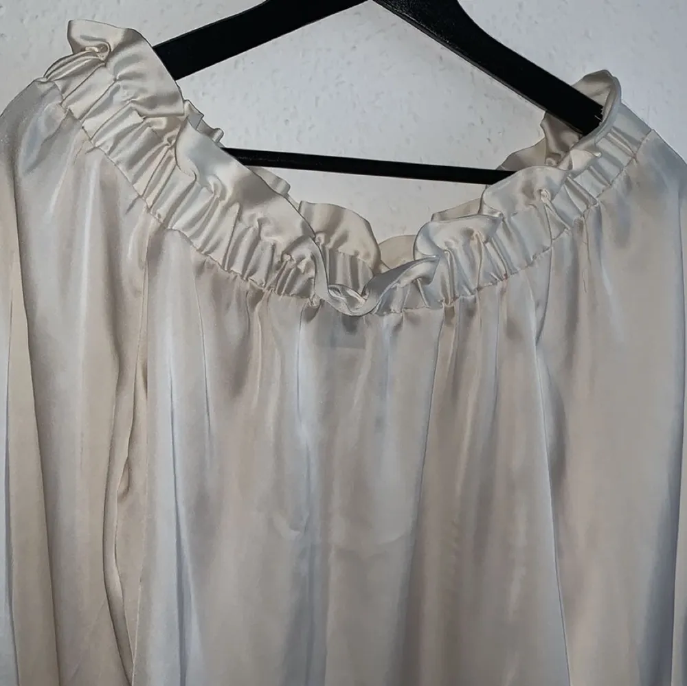 Pink satin offshoulder. It Fits a xs/34 and s/36. Blusar.