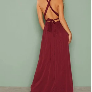 Maxi klänning - Helt oanvänd bal-/ maxiklänning från Nelly.com i färgen Burgundy (vinröd). Något mörkare än vad den ser ut på bilden. Superfin öppen rygg! Storlek 38 Originalpris 699 Oanvänd pga att jag beställde flera klänningar men glömde lämna tillbaka.  