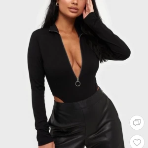 Snygg body stl M - Oanvänd body från Nelly! Sjukt snygg men tyvärr för liten för mig. Köpt för 400kr 