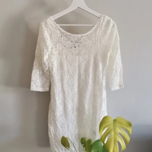 Studentklänning i spets - Fin figursydd spetsklänning, använd en gång. Köparen står för frakt. 