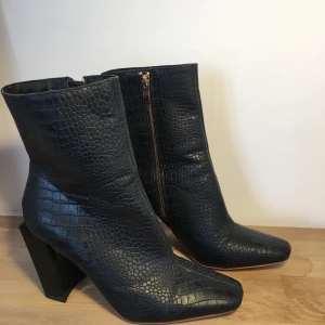 Stövletter strl 39 - Stövletter i strl 39 i läderimitation, från madlady.                         Möts upp i Sthlm annars står köparen för frakt