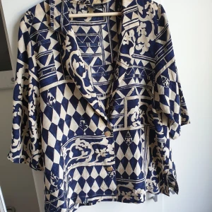 Skjorta från persona  - Snygg skjorta/blus inhandlad second hand. Finns ingen tydlig storlek med skulle gissa m/l beroende på hur man vill att den ska sitta. Lite oversize i modellen, 100% silke. Frakt tillkommer 