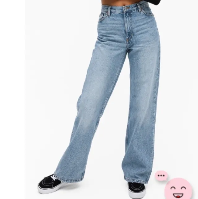 De populära Yoko-jeansen från Monki i strl 26! Aldrig använda då jag trodde de skulle sitta likadant som de svarta men de va lite mindre i storleken. Har inga bilder med dom på pga för små men jag kan skicka bilder så att ni ser att jag har de hemma!. Jeans & Byxor.