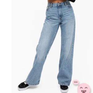 Yoko jeans - De populära Yoko-jeansen från Monki i strl 26! Aldrig använda då jag trodde de skulle sitta likadant som de svarta men de va lite mindre i storleken. Har inga bilder med dom på pga för små men jag kan skicka bilder så att ni ser att jag har de hemma!