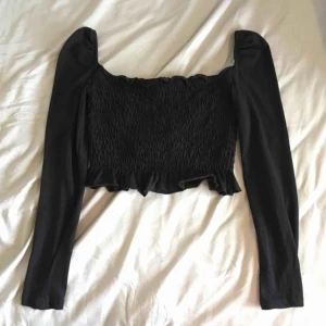  - Croppad modell - Storlek XS - Från Nelly. Smockad Crop top i svart! ❤️