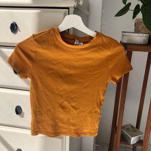🧡Fin orange t-shirt ifrån H&M i storlek S!🧡 Lite ribbad i tyget.🧡 Om man inte kan mötas upp i Gbg läggs det på 30 kr för frakt!🧡