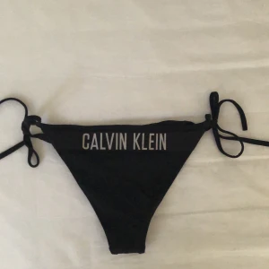 Calvin Klein bikini - Säljer denna supersnygga bikini underdel. Storleken är XS men passar även mig som S/M. Frakten är 44 kr🥰