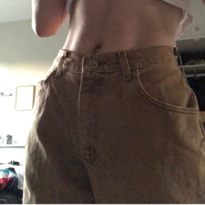 bruna lee jeans - ett par bruna jeans ifrån lee, passar mig jättebra som vanligtvis har 26/32 i weekday jeans, lite korta är de på mig som är 169 men inte speciellt