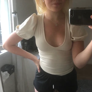 Söt topp - Gulligaste toppen från zara med djup urringning och ballongärmar. Säljer pga inte kommit till användning!!