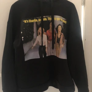 Zara Hoodie  - Säljer min Charles angels hoodie från zara. Storlek S