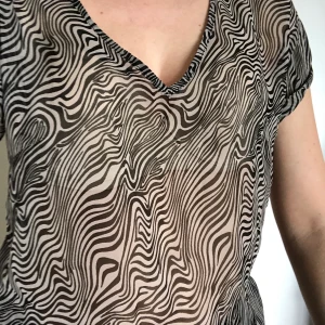 Zebrarandig topp  - Zebrarandig topp i polyester. Mycket fint skick. Kan hämtas i Malmö, är lite osäker på exakt fraktkostnad.