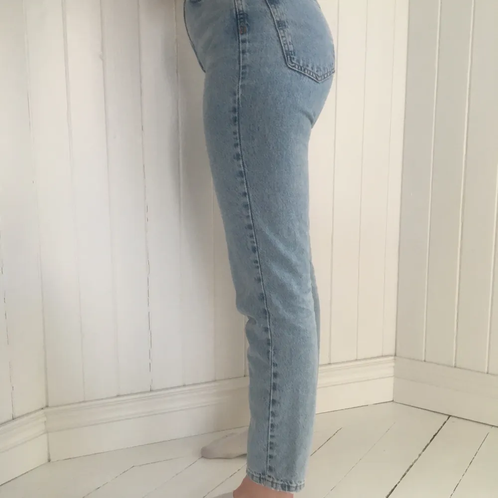 Säljer här min blå jeans som endast är användna 2 gånger. Jensen heter ” dagny petit ” och kommer från Gina tricot. Frakt betalas själv. Jensen inköpspris var 500kr och har storlek 32. . Jeans & Byxor.